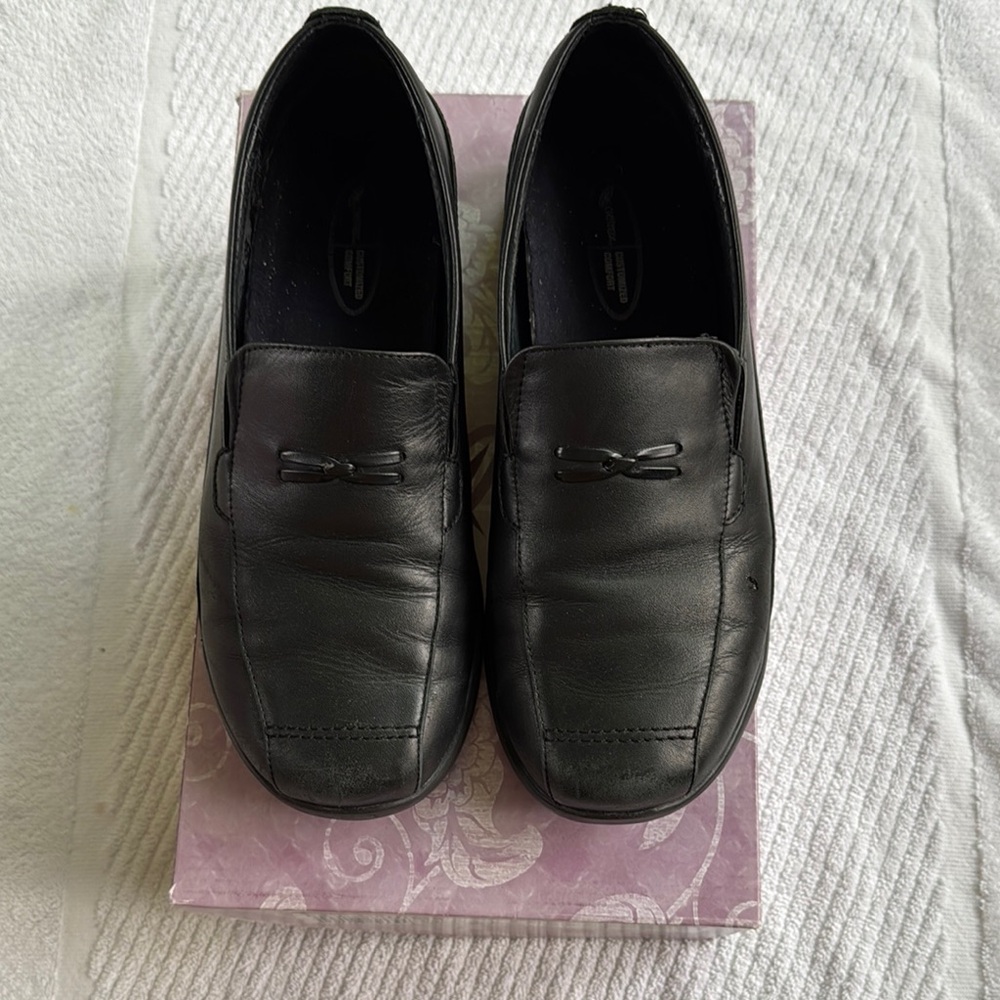 Aetrex Black Leather Loafers with Moccasin Stitching